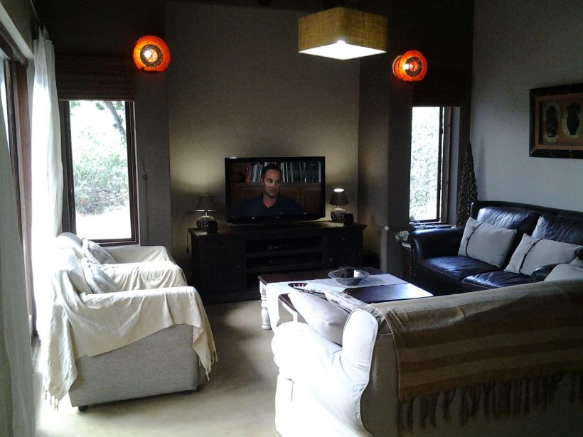 tammy_de_vos_-_leadwood_lodge_bush_lodge_1__lounge_area