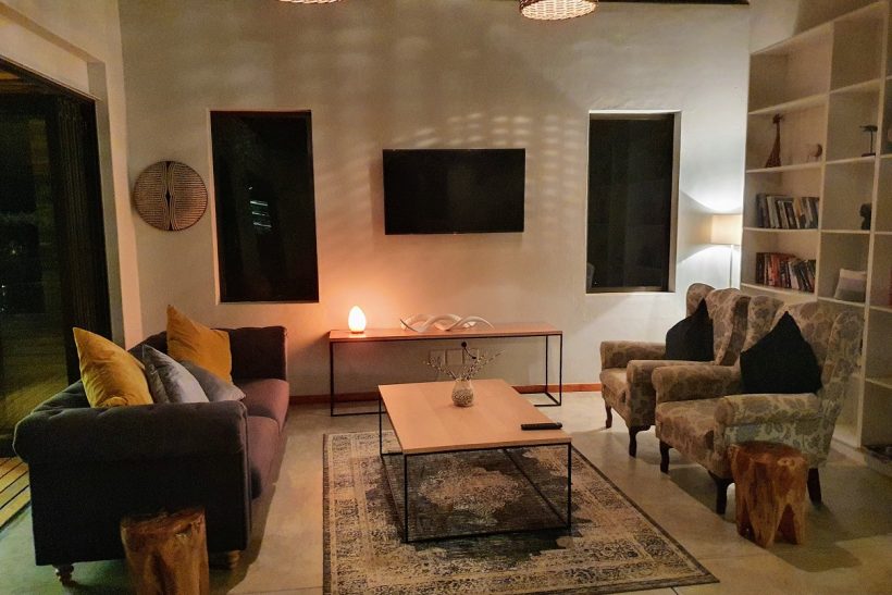 6-Lounge at night