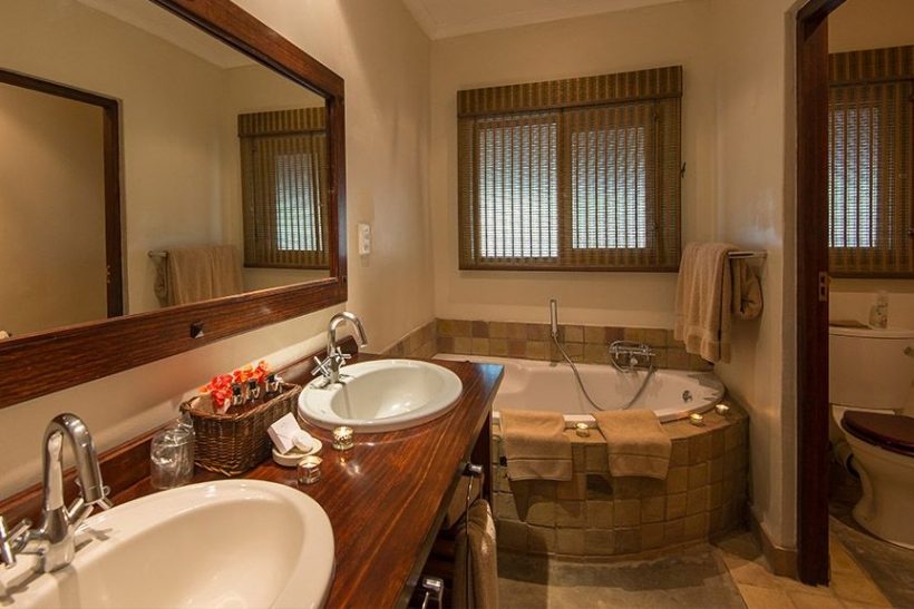 Inyati-Game-Lodge-En-Suite-Bathroom