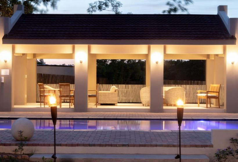 Pool-lapa-at-night