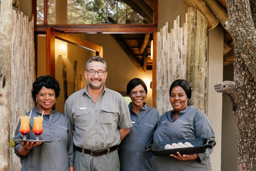 Tambuti-Lodge-Staff-Greeting