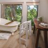 bathroom_entry_level_rooms_river_lodge_with_towels_-_2020_-_luxury_