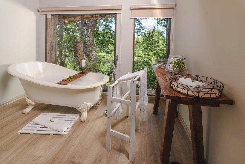bathroom_entry_level_rooms_river_lodge_with_towels_-_2020_-_luxury_