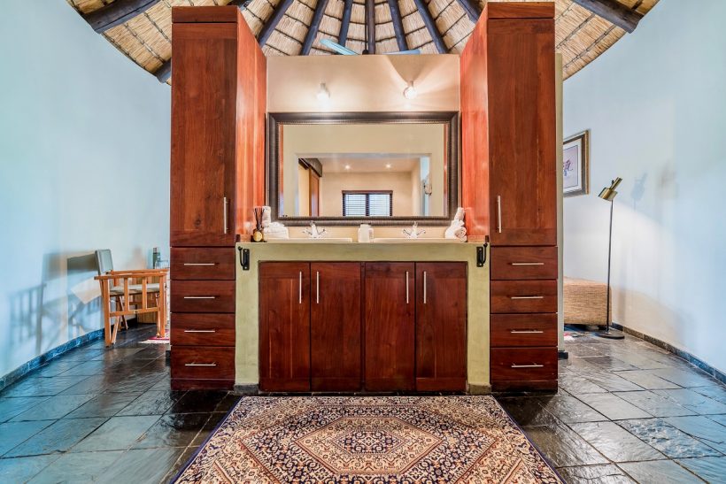 en suit bathroom double basin