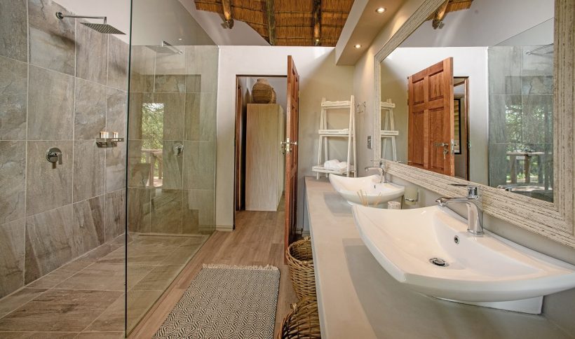 luxury_family_suite_bathrooms_with_shower_and_basins_-_2020_-_river_lodge_
